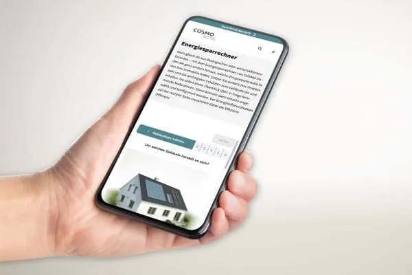 Hand h&auml;lt Smartphone mit Bildschirm, auf dem das Online-Tool Cosmo-Energiesparrechner angezeigt wird