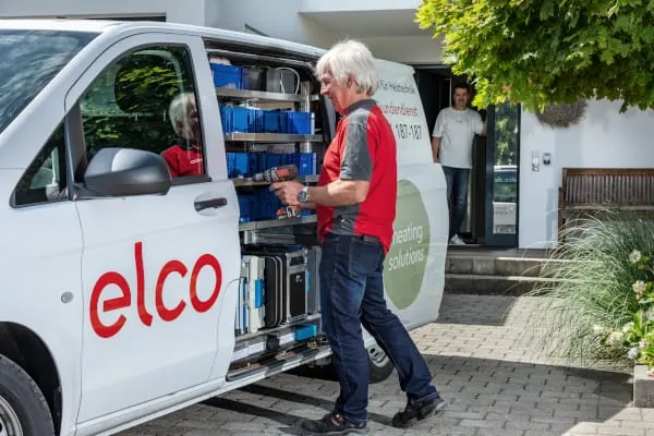 Verlässlicher Rundumservice: Elco begleitet Heizsysteme über ihre gesamte Lebensdauer mit technischer Unterstützung 24/7, Online-Überwachung und mit deutschlandweit über 200 Servicemitarbeitern, die bei Bedarf innerhalb von vier Stunden vor Ort sind.