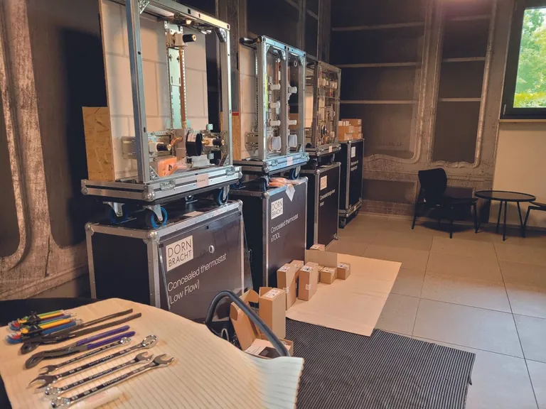 Mit seinen Roadshow-Boxen bringt der Armaturenhersteller Dornbracht praxisnahe Trainings direkt zu den Installationsfachkr&auml;ften.