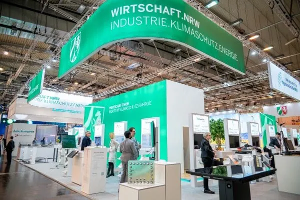 Besucher am Messestand Wirtschaft NRW und eingebetteter Stand IEG Fraunhofer auf e-World in Essen