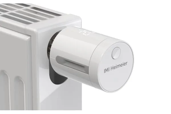 Mit dabei: der digitale Thermostatkopf neo-K, eine Verbindung von mechanischer Präzision und smarter Technologie. Seine hybride Bauweise kombiniert ein energieautarkes Dehnstoffelement mit einer elektronischen Einheit zur Sollwerteinstellung.