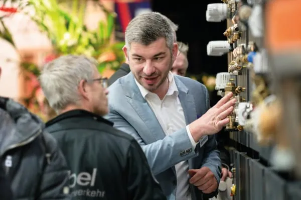 Am Messestand erhalten Fachbesucher vertiefende Einblicke in die IMI-Systemwelt sowie die Möglichkeit zum persönlichen Austausch mit den IMI-Experten.