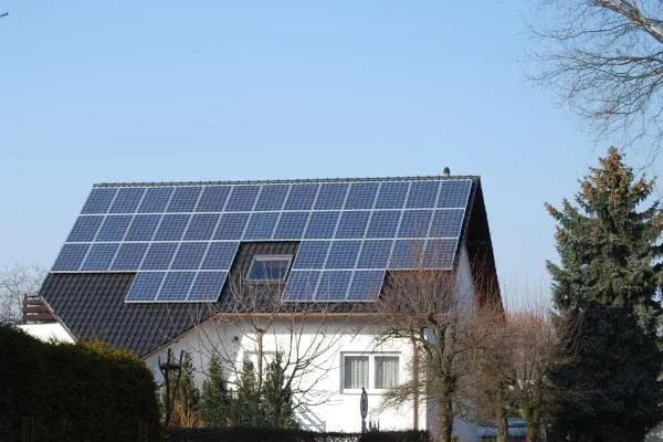 Einfamilienhaus mit PV-Dach