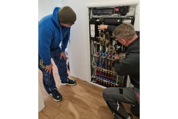 Auf der IFH/Intherm zeigen die Roth Werke Systeml&ouml;sungen, wie die Wohnungsstation FlatConnect-hybrid,die f&uuml;r Planer und das Fachhandwerk Mehrwerte und Services aus einer Hand bieten. 