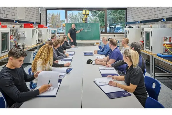 Präsenzschulungen oder Online-Auffrischungskurse: Die Bundesfachschule Kälte-Klima-Technik ist auf die neuen Anforderungen und Inhalte für Sachkundebescheinigungen vorbereitet.