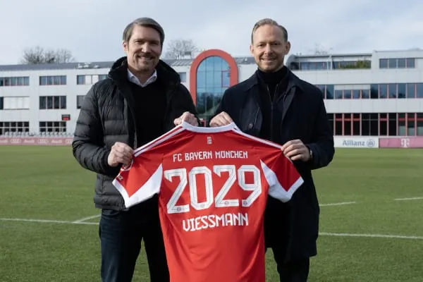 Thomas Heim, President Climate Solutions Europe bei Carrier, und Rouven Kasper, Vorstand Marketing und Vertrieb FC Bayern, haben vorzeitig bekannt gegeben, dass Viessmann Climate Solutions und der FC Bayern ihre internationale Zusammenarbeit bis 2029 verl&auml;ngern (v. l.).