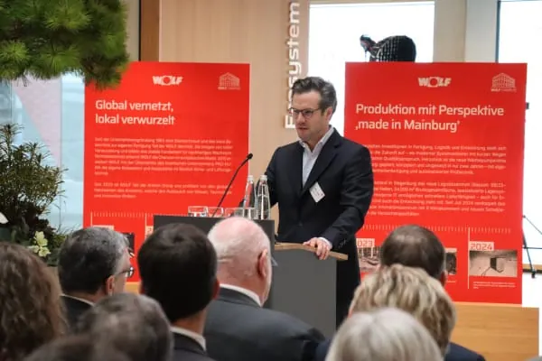 In seiner Er&ouml;ffnungsrede hob Philip Krossa, Vorsitzender der Wolf Gesch&auml;ftsf&uuml;hrung, die zentrale Rolle moderner Schulungsangebote f&uuml;r das Fachhandwerk hervor, um die W&auml;rmewende fl&auml;chendeckend voranzubringen.