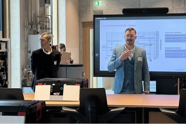 Campus-Leiter Simon Westermair f&uuml;hrte durch die modernen R&auml;umlichkeiten.