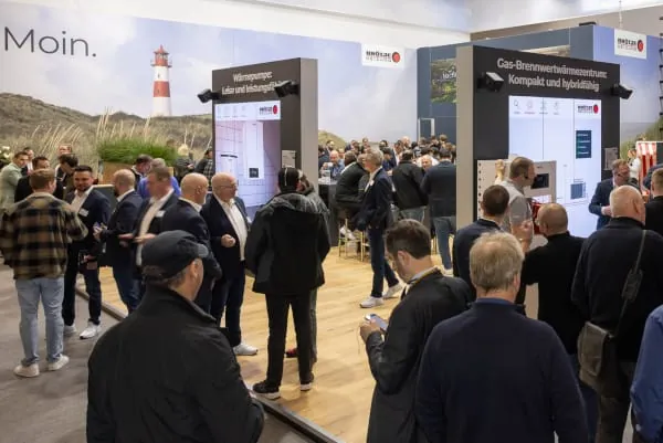 Brötje präsentiert auf seinem Messestand anlässlich der Frühjahrsmessen 2026 Wärmepumpen, flexible Hybridtechnologien und praktische Erleichterungen für den Arbeitsalltag