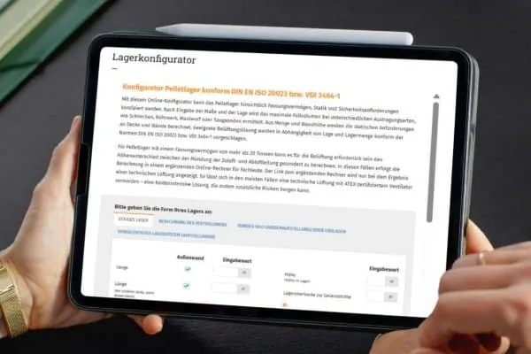 Hände halten ein Tablet. Auf dem Bildschirm ist der aufgerufene Lagerkonfigurator zu sehen.