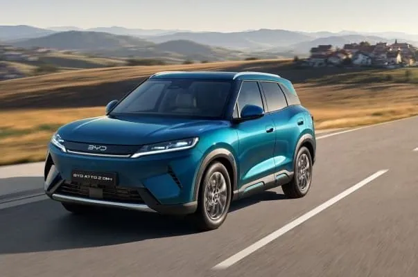 metallicblauer E-SUV von BYD fährt auf Straße in Südeuropa (Toscana oder Provence)
