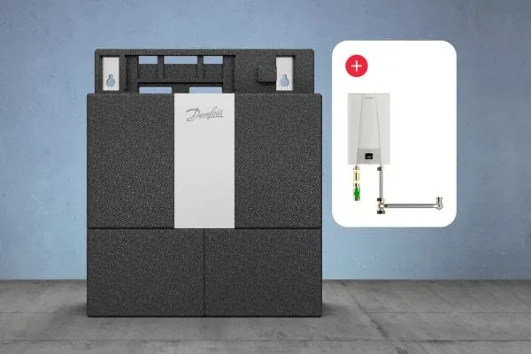 EvoFlat Booster (re. im Bild) neben Danfoss Wohnungsstation , elektrischer Nacherw&auml;rmer, passendes Erweiterungsmodul f&uuml;r Wohnungsstationen in Heizystemen mit niedriger Vorlauftempertur.