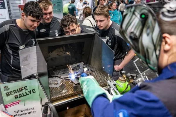 Die Sonder- und Aktionsfläche Macher gesucht! bietet Jugendlichen die Möglichkeit sich über unterschiedliche Handwerksberufe zu informieren. Bei der Berufe Rallye können sie direkt mitarbeiten und ausprobieren. Hier sind sie beim Kraftfahrzeuggewerbe Bayern und versuchen sich am Schweißen.