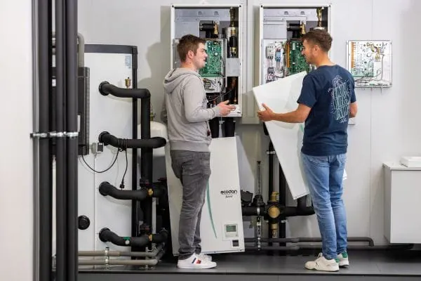 Grau ist alle Theorie: F&uuml;r optimale Lernerfolge setzt Mitsubishi Electric in seinen Schulungen auf Praxisn&auml;he.