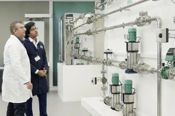 Die Zusammenarbeit von Wilo und der Heriot-Watt University Dubai hat Tradition. Gemeinsam haben die beiden Partner auf dem Campus ein Lernlabor errichtet, das Wilos Technologie in einer digitalisierten Umgebung erlebbar macht. Das erm&ouml;glicht den Ingenieurstudierenden eine praxisnahe Ausbildung auf h&ouml;chstem Niveau.