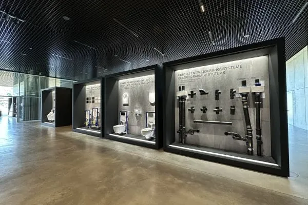 Der Ausstellungsbereich &bdquo;Design Meets Function&ldquo; veranschaulicht die Produktwelt von Geberit vor der Wand: die Verschmelzung von Funktionalit&auml;t und Gestaltung in den Bereichen WC, Waschplatz und Dusche.