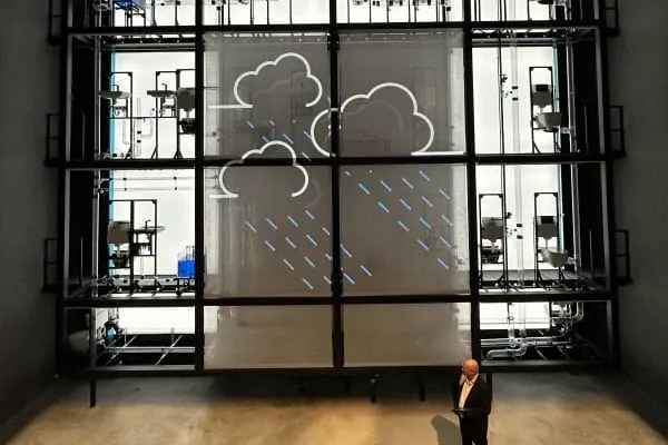 Im Abwasser-Kubus verdeutlichen &uuml;ber 25 unterschiedliche Situationen die Abwasserhydraulik, sichtbar gemacht in einer transparenten Installation von 11 mal 11 Metern.