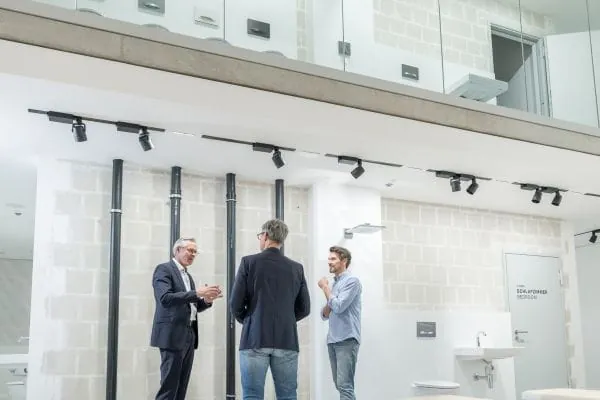 Im Akustik-Kubus – realisiert als Haus in einem Haus – werden die Besucher für das Thema Bauakustik sensibilisiert.