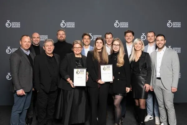 Die beiden ausgezeichneten GF Teams vor der &bdquo;Wall of Fame&ldquo; des Awards.