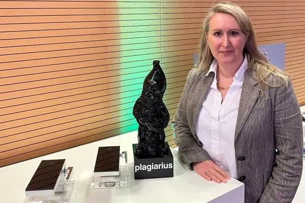 Carmen Vetter, Leitung Schutzrechte der Hansgrohe Group, bei der Verleihung des Plagiarius auf Messe Ambiente in Frankfurt mit den gef&auml;lschten Axor Armaturen und dem schwarzen Plagiarius Zwerg. 2025 war es dem Unternehmen gelungen, eine F&auml;lscherbande in China auszuheben.