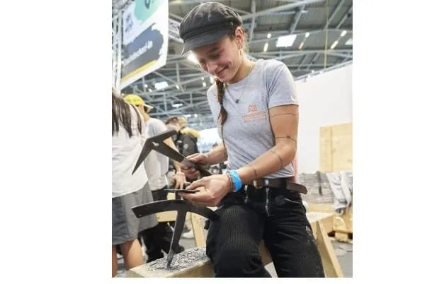 Auf der Berufe Ralley in der Young Generation Area haben Schüler und Interessierte die Möglichkeit, das Dachdeckerhandwerk hautnah zu erleben und Einblicke in die vielfältigen Aufgaben eines Dachdeckers oder einer Dachdeckerin zu erhalten. Die Dachdeckerinnung München-Oberbayern lädt dazu auf der Internationalen Handwerksmesse ein.