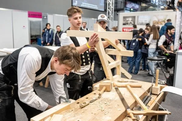 Die Sonder- und Aktionsfläche YoungGeneration – Macher gesucht! bieten den Jugendlichen und zukünftigen Azubis, sich über dei unterschiedliche Handwerksberufe zu informieren. Bei der Berufe Rallye können sie direkt mitarbeiten und ausprobieren. Hier zweigen die jungen Zimmermänner und -frauen ihr Können.