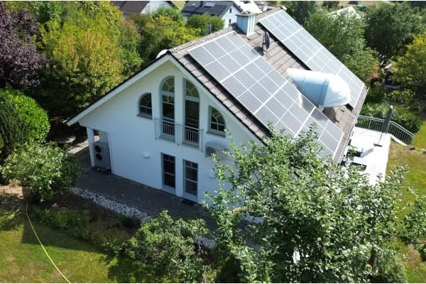 In schöner Lage: das Gebäude auf einem Hanggrundstück im Westerwald.