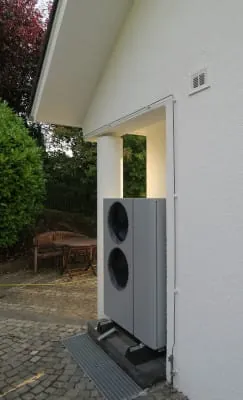 Überzeugt mit leisem Betrieb und formschönen Design: Die Monoblock-Wärmepumpe eHeat aus dem Hause Atec leistet bis zu 12,5 kW und passt gut zum Gebäude.