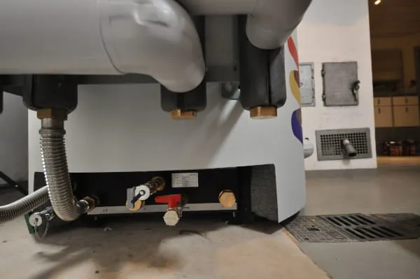 Alle Anschlüsse befinden sich unten am Speicher. Somit werden keine Thermosiphonanschlüsse benötigt und die Dämmschicht wird nicht unterbrochen.