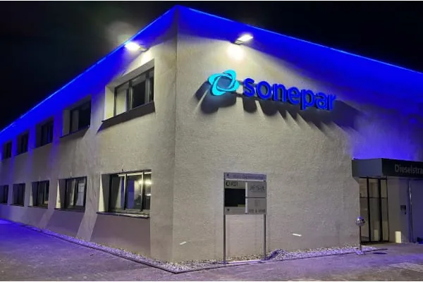 Eingepackt, umgerüstet und aufgehübscht: Das über 40 Jahre alte Bürogebäude erhielt 2023/24 eine umfassende energetische Sanierung.