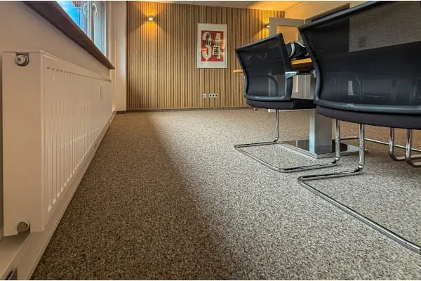 Schlanke Niedertemperaturheizkörper in 15 Räumen verteilen die Wärme nun so effizient, dass keine fossile Zusatzheizung mehr benötigt wird.