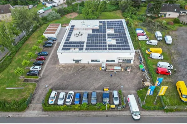 Das Flachdach bietet Platz für eine Photovoltaik-Anlage mit 85 kWp zur Eigenstromgewinnung.