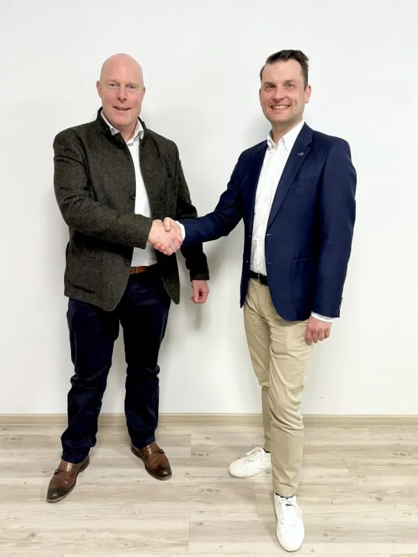 Frank Ernst und Marcel Rehder besiegeln die Zusammenarbeit der Verb&auml;nde in der TGA-Repr&auml;sentanz Berlin (v. l.).