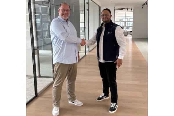 Stefan Minten, Inok, und Mehmet Usein, Airzone, vereinbaren die Kooperation (v. l.). 