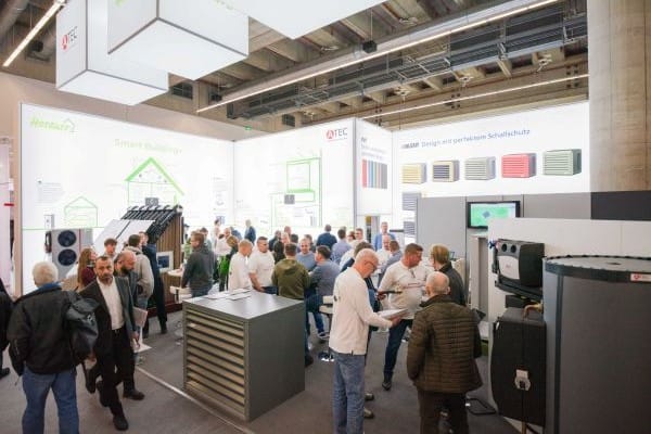 Messestand Atec mit Besuchern