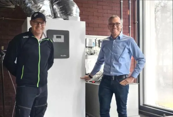 Patrick Stimpfle, SHK-Ausbilder an der Berufsschule 1 in Kempten mit Florian Wöhrer von tecalor an der neuen Integral-Wärmepumpe THZ Flex. Hier wird der Fachkräftenachwuchs praxisnah geschult