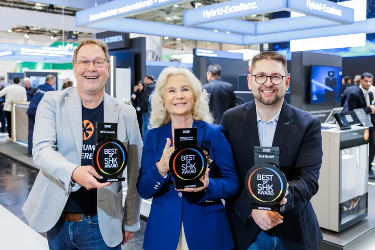 Die Gewinner des &bdquo;Best of SHK Award 2026 f&uuml;r das Handwerk&ldquo; sind die Unternehmen Rausch, Nessmann und Holl (v. l.): Markus Rausch (WPS Rausch), Gabriela Nessmann (Nessmann bad & heizung GmbH) und Matthias Holl (Holl GmbH).