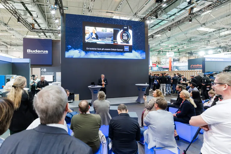 Der &bdquo;Best of SHK Award f&uuml;r das Handwerk&ldquo; wurde am Abend des 19. M&auml;rz 2026 auf der SHK+E in Essen am Messestand von Buderus, dem diesj&auml;hrigen Exklusiv-Sponsor des Si-Awards, verliehen. 
