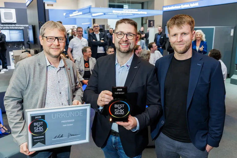 Von der Holl GmbH Matthias Holl (Mitte) mit der der Auszeichnung &bdquo;Best of SHK Award 2026&ldquo; im Bereich Handwerk. Die Laudatio sprach Luckas Kopp, Gesch&auml;ftsf&uuml;hrer, Fachjurymitglied und im Vorjahr selbst Best of SHK Award-Gewinner; von der Dietenmeier + Harsch Haustechnik GmbH (rechts). Si-Chefredakteur Maximilian D&ouml;ller (links).