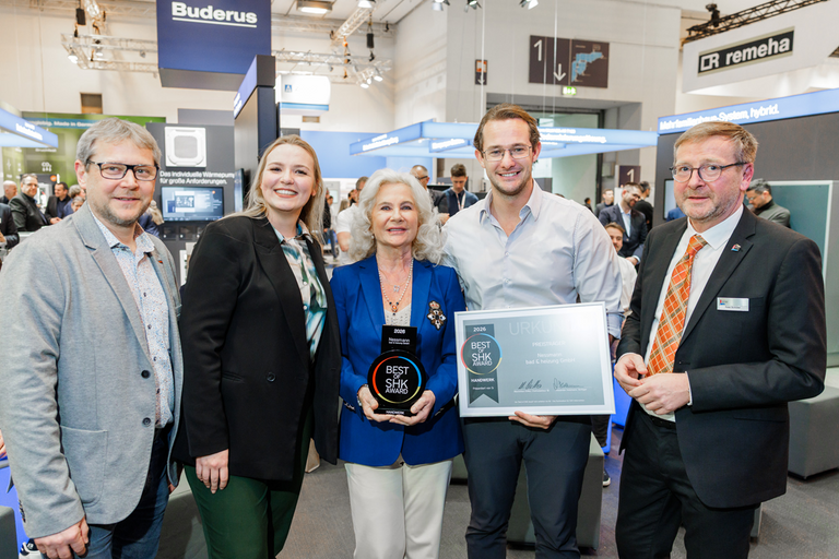 Mit dem „Best of SHK Award 2026“ im Bereich Handwerk wurde auch die Firma Nessmann bad & heizung GmbH ausgezeichnet: Celine Adolphs, Gabriela Nessmann und Jannik Nessmann (Mitte v. l.). Die Laudatio sprach Rechtsanwalt Peter Schlüter, Geschäftsführer Recht beim FV SHK NRW (rechts). Si-Chefredakteur Maximilian Döller (links).