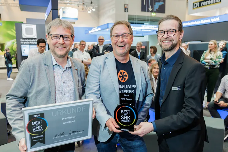 Markus Rausch von der Firma WPS Rausch mit der Auszeichnung &bdquo;Best of SHK Award 2026&ldquo; im Bereich Handwerk (Mitte). Die Laudatio sprach Stefan Weber, Leitung Vertriebsbereich West von Buderus Deutschland (rechts). Si-Chefredakteur Maximilian D&ouml;ller (links).