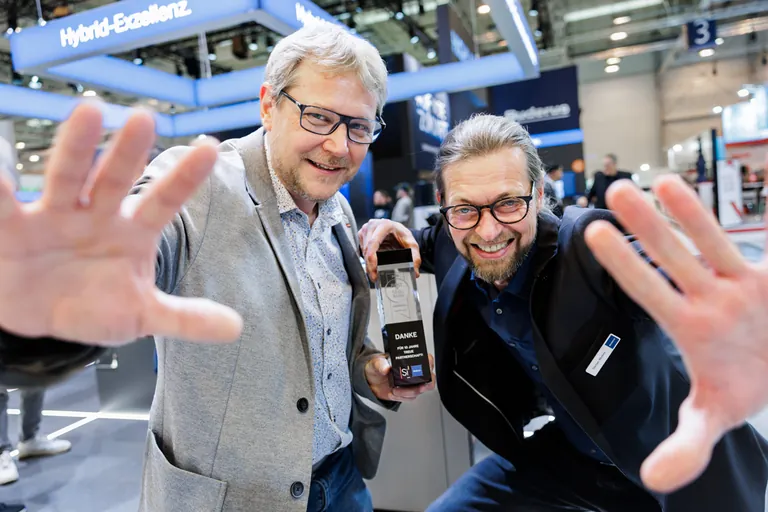 F&uuml;r zehn Jahre Treue und durchgehende Partnerschaft als Unterst&uuml;tzer und Sponsor des &bdquo;Best of SHK Award f&uuml;r das Handwerk&ldquo; wurde Buderus mit einer eigens angefertigten Auszeichnung &uuml;berrascht. Si-Chefredakteur Maximilian D&ouml;ller mit Stefan Weber, Leitung Vertriebsbereich West von Buderus Deutschland (v. l.).