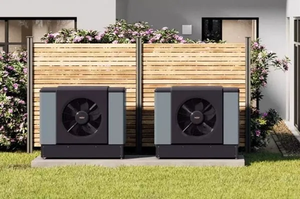 zwei Luft-/Wasser-W&auml;rmepumpen von Wolf vor Wohngeb&auml;ude