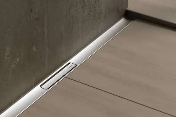 Erhältlich in gebürstetem Edelstahl sowie in Schwarz, bietet die neue CleanLine30 Duschrinne vielseitige Gestaltungsmöglichkeiten für unterschiedliche Badstile.