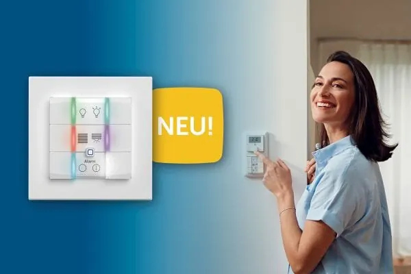 Frau bedient den neuen Smart-Home-Wandtaster von Homematic IP
