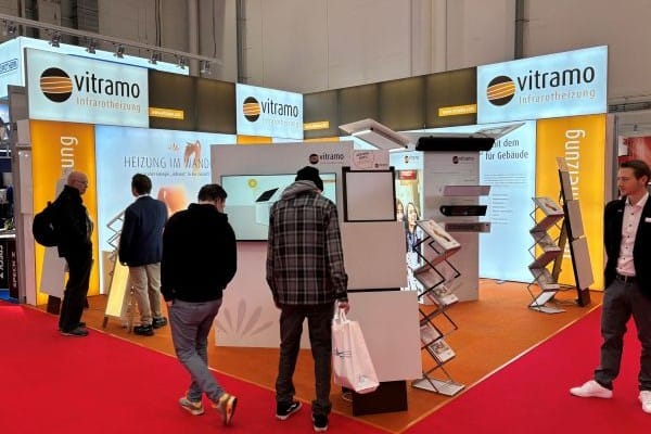 Vitramo Messestand mit Besuchern