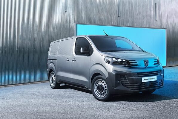 Am gemeinsamen Stand der IFH/Intherm von SDH und Peugeot stehen der vollelektrische E-Expert sowie der Peugeot-Partner in der Verbrennervariante im Fokus. 