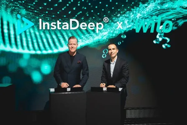 Oliver Hermes, President & Global CEO der Wilo Group, und Karim Beguir, CEO und Co-Founder von InstaDeep, bei der Unterzeichnung des Partnerschaftsvertrags im Networking Cube auf dem Wilopark (v. l.).