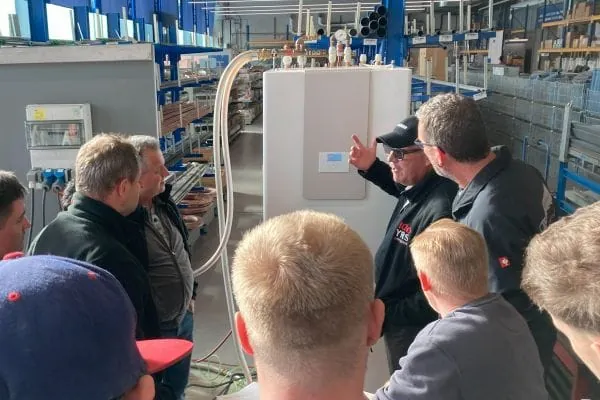 Praxisnah und im direkten Kontakt: Stiebel Eltron geht auf wpnext-Tour, um die neue W&auml;rmepumpengeneration dem Fachhandwerk vor Ort vorzustellen.