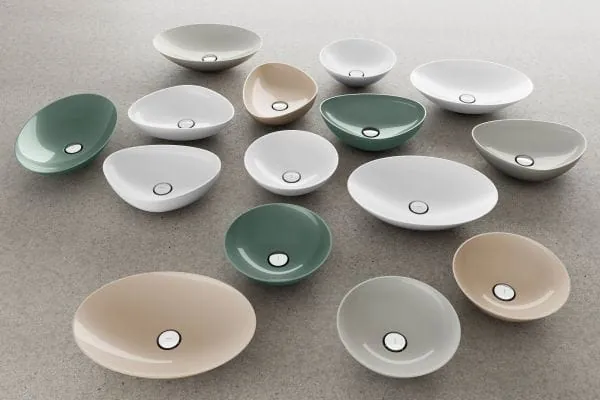 Standardm&auml;&szlig;ig bietet Vigour seine V3 Aufsatzschalen in ausgew&auml;hlten Farbt&ouml;nen von Salbeigrau bis Sand gl&auml;nzend. Dar&uuml;ber hinaus sind s&auml;mtliche RAL-Farben als Sonderanfertigung umsetzbar.